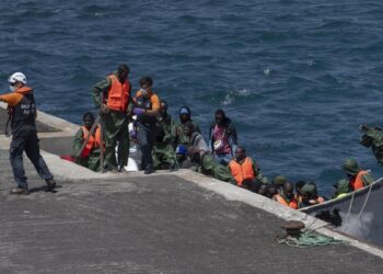 Rueda y Mañueco aceptan más menores migrantes de Canarias mientras el PP endurece su posición