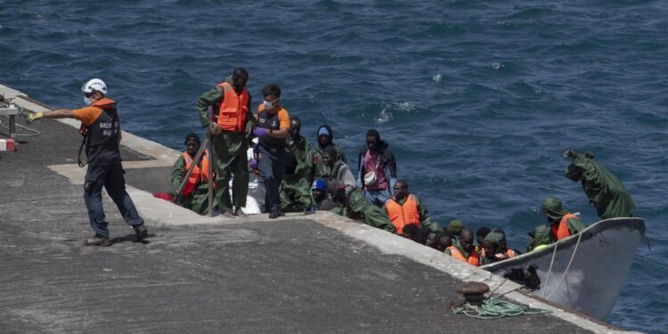 Rueda y Mañueco aceptan más menores migrantes de Canarias mientras el PP endurece su posición