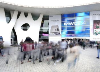 Con inteligencia artificial, plegables y sin pantalla: el MWC anticipa los móviles del futuro