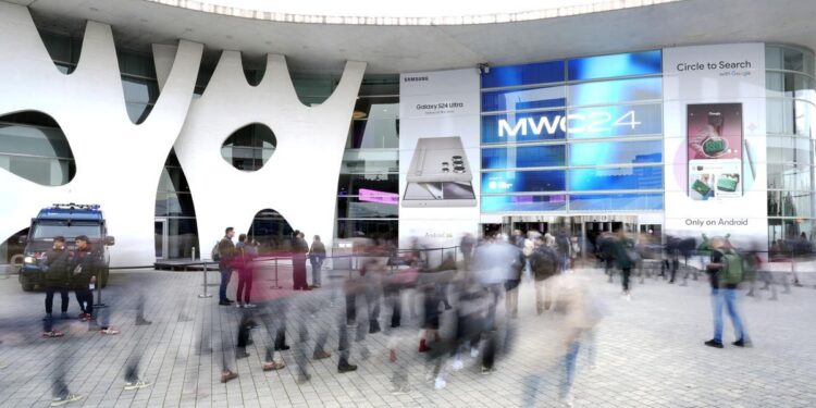 Con inteligencia artificial, plegables y sin pantalla: el MWC anticipa los móviles del futuro