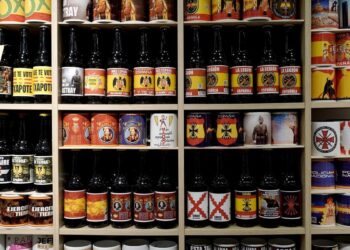 Almeida ordena el cese de actividad de la tienda que vende productos con etiquetas de Franco y la Falange