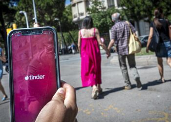 Veintidós días con un estafador de Tinder: un amor frustrado y miles de euros para deudas y droga