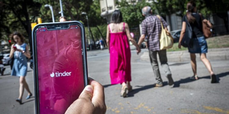 Veintidós días con un estafador de Tinder: un amor frustrado y miles de euros para deudas y droga