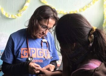 El atasco en la homologación de títulos precariza a sanitarios extranjeros: ‘Llevo tres años y medio esperando’