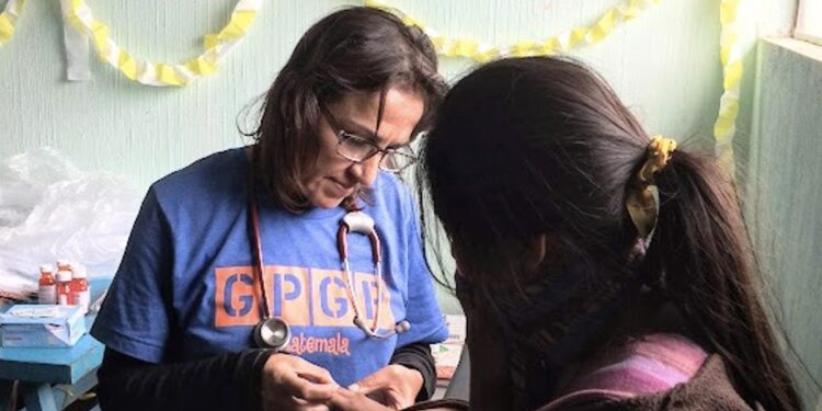 El atasco en la homologación de títulos precariza a sanitarios extranjeros: ‘Llevo tres años y medio esperando’