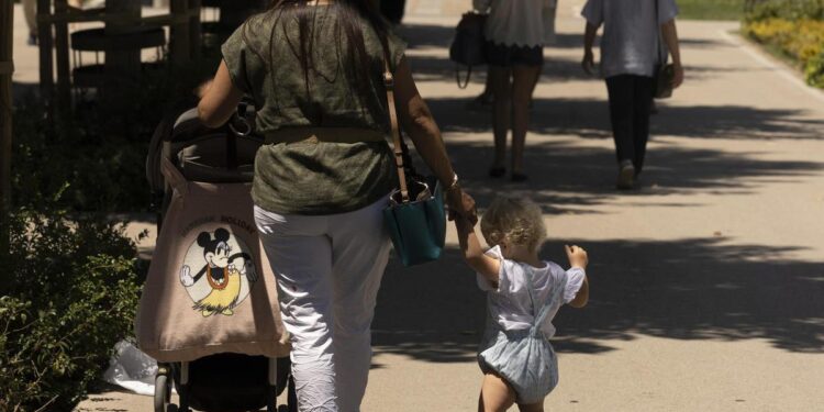 Ocho ayudas que pueden pedir las madres solteras del SEPE y la Seguridad Social