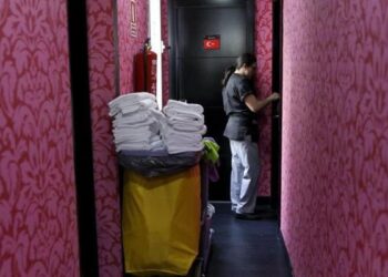 Acoso sexual a las camareras de piso: ‘Huéspedes que están desnudos en la habitación te invitan a entrar’