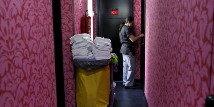 Acoso sexual a las camareras de piso: ‘Huéspedes que están desnudos en la habitación te invitan a entrar’