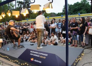 Rayden actúa por sorpresa en ‘La noche iluminada’ de la Feria del Libro de Madrid