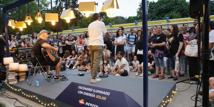 Rayden actúa por sorpresa en ‘La noche iluminada’ de la Feria del Libro de Madrid