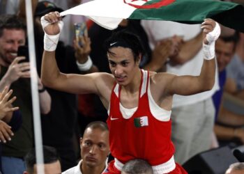 La boxeadora argelina Imane Khelif responde con el oro a la polémica sobre su género