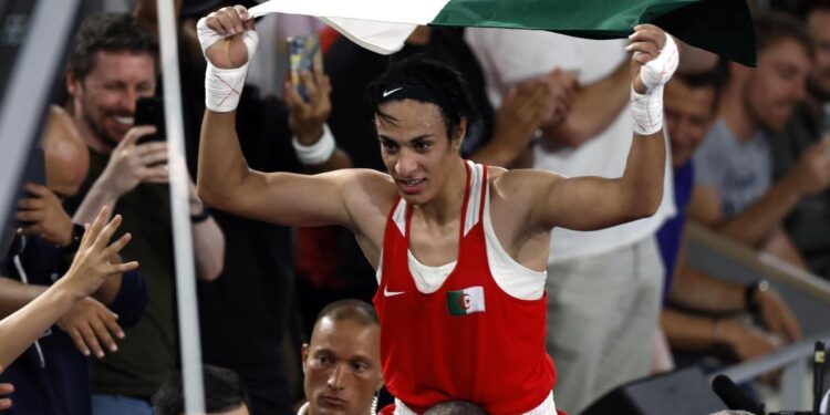 La boxeadora argelina Imane Khelif responde con el oro a la polémica sobre su género