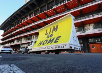 El valencianismo usa el regreso de Vinicius a Mestalla para protestar contra Lim: ‘Es marketing’