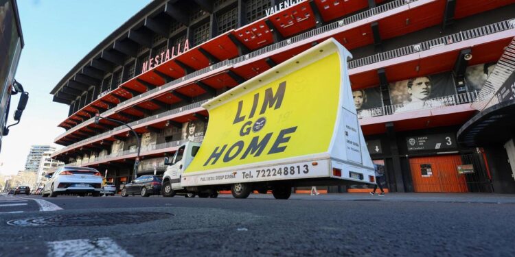 El valencianismo usa el regreso de Vinicius a Mestalla para protestar contra Lim: ‘Es marketing’