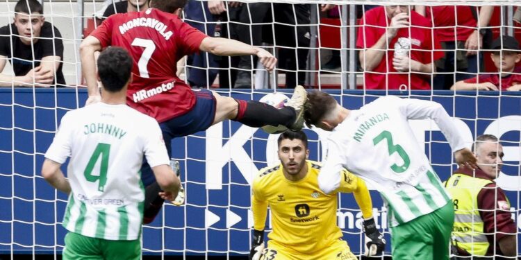 El Betis mira a Europa tras ganar al Osasuna