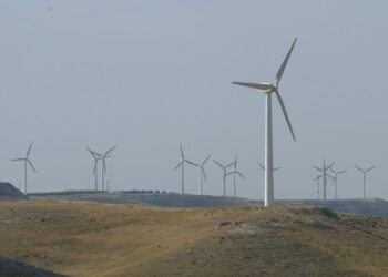 Unos 24.000 millones en inversiones en energía eólica y solar, pendientes de evitar quedarse sin licencia