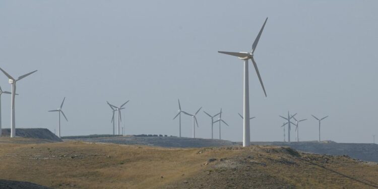 Unos 24.000 millones en inversiones en energía eólica y solar, pendientes de evitar quedarse sin licencia