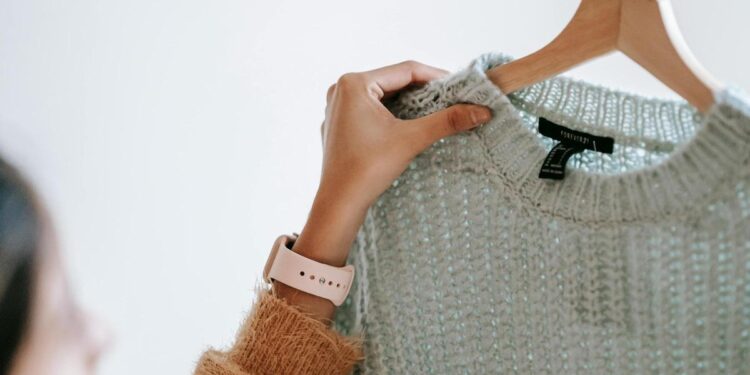 Este farmacéutico aclara lo que hay que hacer con la ropa recién comprada: imprescindible para la salud de tu piel