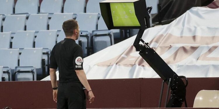 Los clubes de la Premier League deciden mantener el VAR