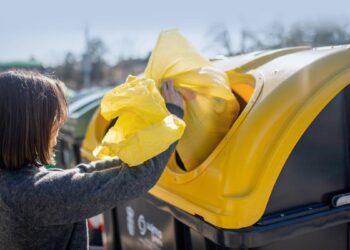 La OCU señala de nuevo a Ecoembes y pide un nuevo sistema de reciclaje con reembolso