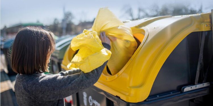 La OCU señala de nuevo a Ecoembes y pide un nuevo sistema de reciclaje con reembolso