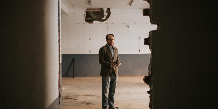 Cómo convertir un garaje en veinte Airbnb (la moda madrileña que está a punto de acabar)