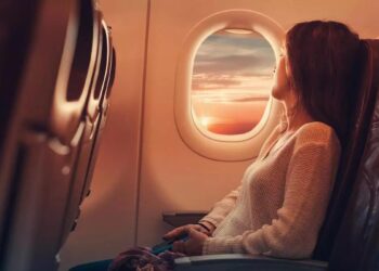 El truco del reposacabezas en el avión: apréndetelo para tu próximo vuelo