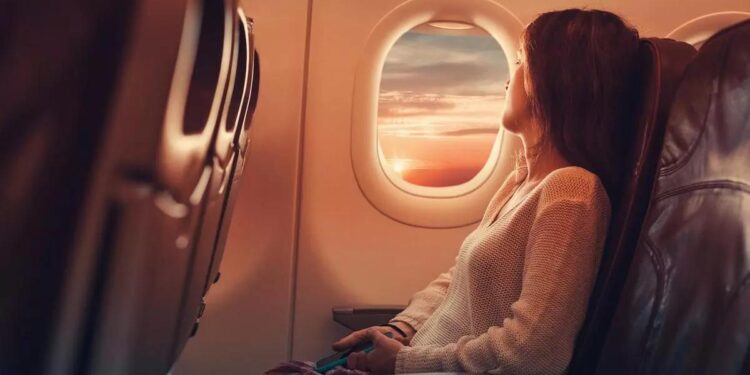 El truco del reposacabezas en el avión: apréndetelo para tu próximo vuelo