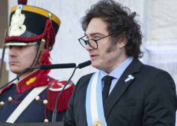 Milei pide a Sánchez que garantice la seguridad de los argentinos tras las pintadas en la casa de Messi