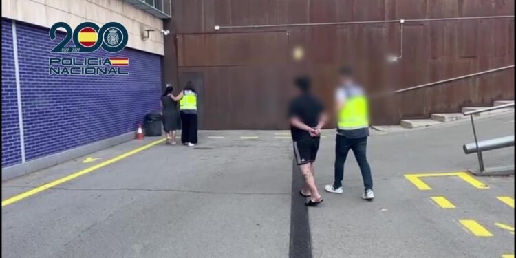 Cae una banda en Barcelona que estafó 200.000 euros con 124 timos telefónicas