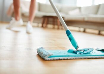 Adiós a los arañazos del parquet: el truco de la abuela para recuperar el brillo con un remedio casero al instante