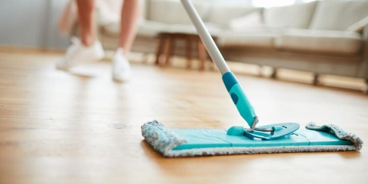 Adiós a los arañazos del parquet: el truco de la abuela para recuperar el brillo con un remedio casero al instante