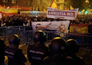 Del ‘Bella ciao’ al ‘Pueblo unido’, los lemas de la izquierda que se apropian los manifestantes de Ferraz