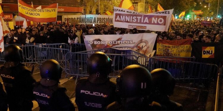 Del ‘Bella ciao’ al ‘Pueblo unido’, los lemas de la izquierda que se apropian los manifestantes de Ferraz