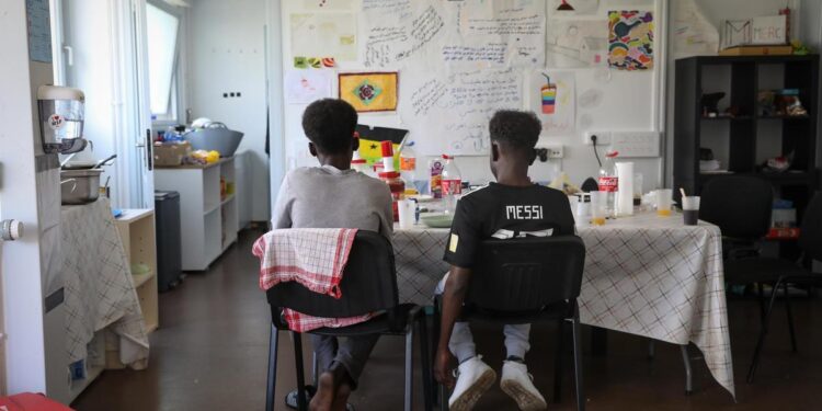 “Llevo 15 días esperando para cruzar”, cientos de menores migrantes atrapados en Calais