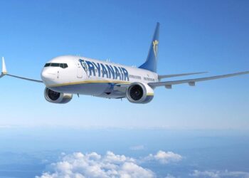 La polémica estrategia de un azafato de Ryanair para vender boletos en un vuelo: ‘Puedes no volver a volar con nosotros en tu vida’