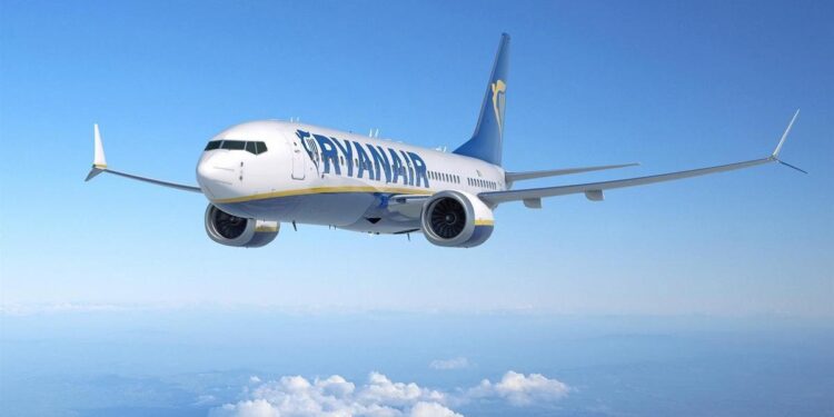 La polémica estrategia de un azafato de Ryanair para vender boletos en un vuelo: ‘Puedes no volver a volar con nosotros en tu vida’