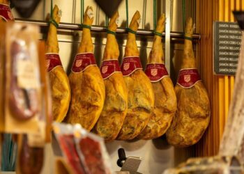 Un bar de Granada se vuelve viral por su curiosa lista de normas: ‘Lo decido yo, que el bar es mío’