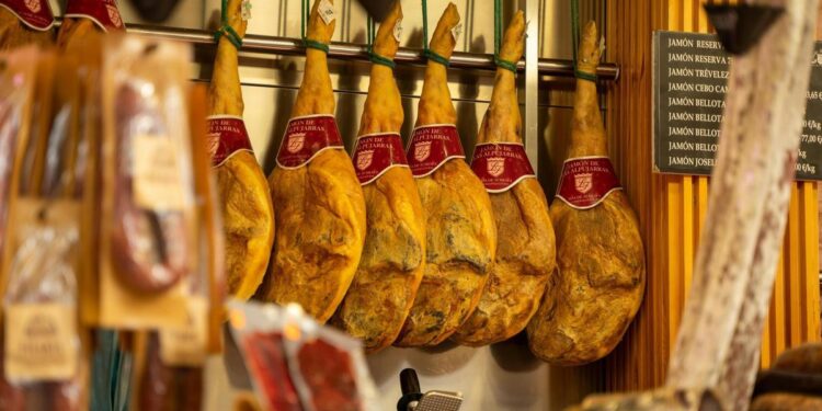 Un bar de Granada se vuelve viral por su curiosa lista de normas: ‘Lo decido yo, que el bar es mío’