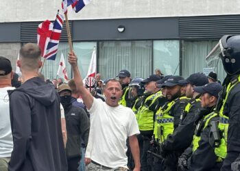 El discurso populista del Brexit y la crisis inflacionista, detrás de la ola de violencia xenófoba en Reino Unido