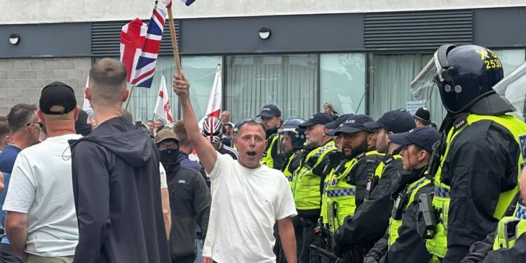 El discurso populista del Brexit y la crisis inflacionista, detrás de la ola de violencia xenófoba en Reino Unido