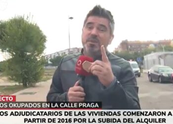Un grupo de okupas agrede con piedras al grito de ‘maricones’ a un reportero de Telemadrid en Alcorcón