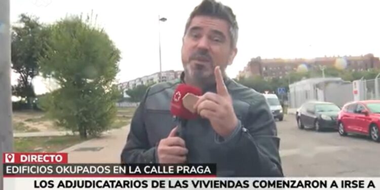 Un grupo de okupas agrede con piedras al grito de ‘maricones’ a un reportero de Telemadrid en Alcorcón