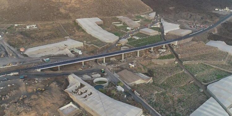 Canarias recibe una carretera ‘única en el mundo’ para unir la costa del Valle de Aridane tras el volcán de La Palma