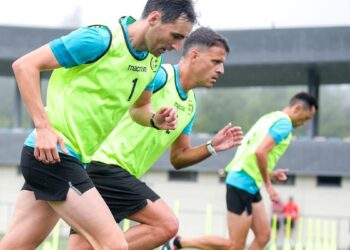 Los 20 árbitros de Primera División de fútbol en esta temporada 2024-25