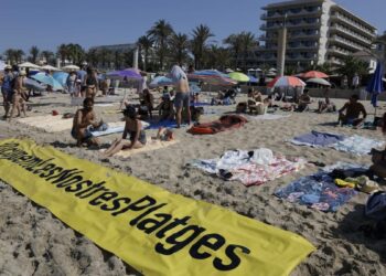 Protesta en Palma: ‘No hay una zona que represente mejor la Mallorca masificada que esta’