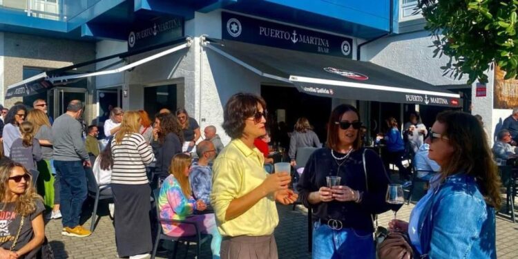 Un bar de una playa gallega cierra en agosto por los turistas: ‘Si cae una bomba quedan sin tontos en la meseta’