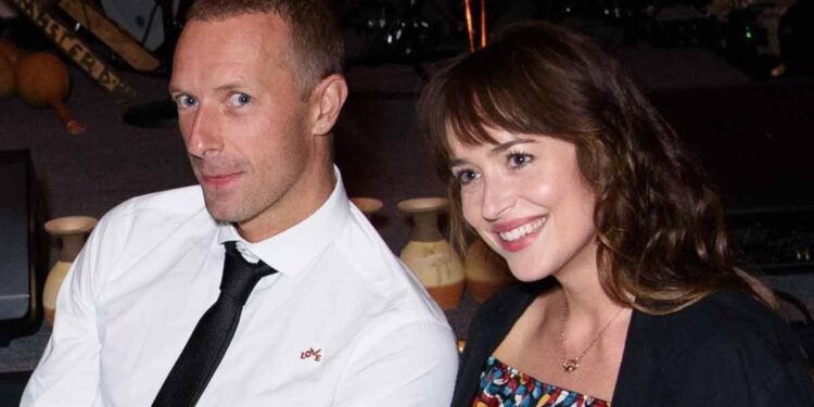 Los rumores de ruptura entre Chris Martin y Dakota Johnson dan un giro de 180 grados
