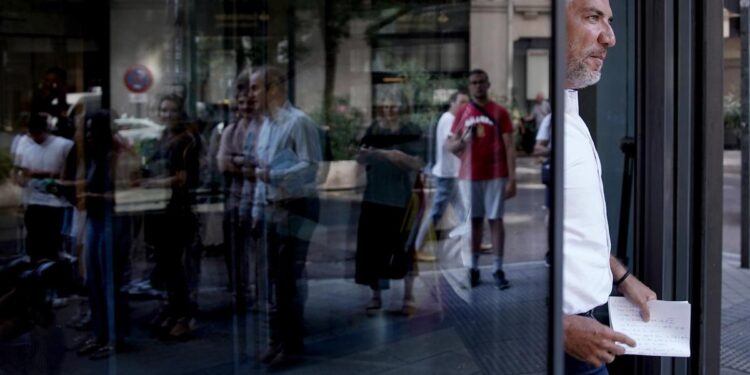 El PP busca fracturar al PSOE y apela al ‘socialismo que se incomoda’ para rebelarse ante Sánchez