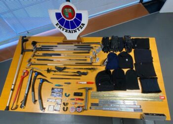 La Ertzaintza identifica a ultras de la Real Sociedad y del PSG con bastones de golf, piolets y otro material para pelearse